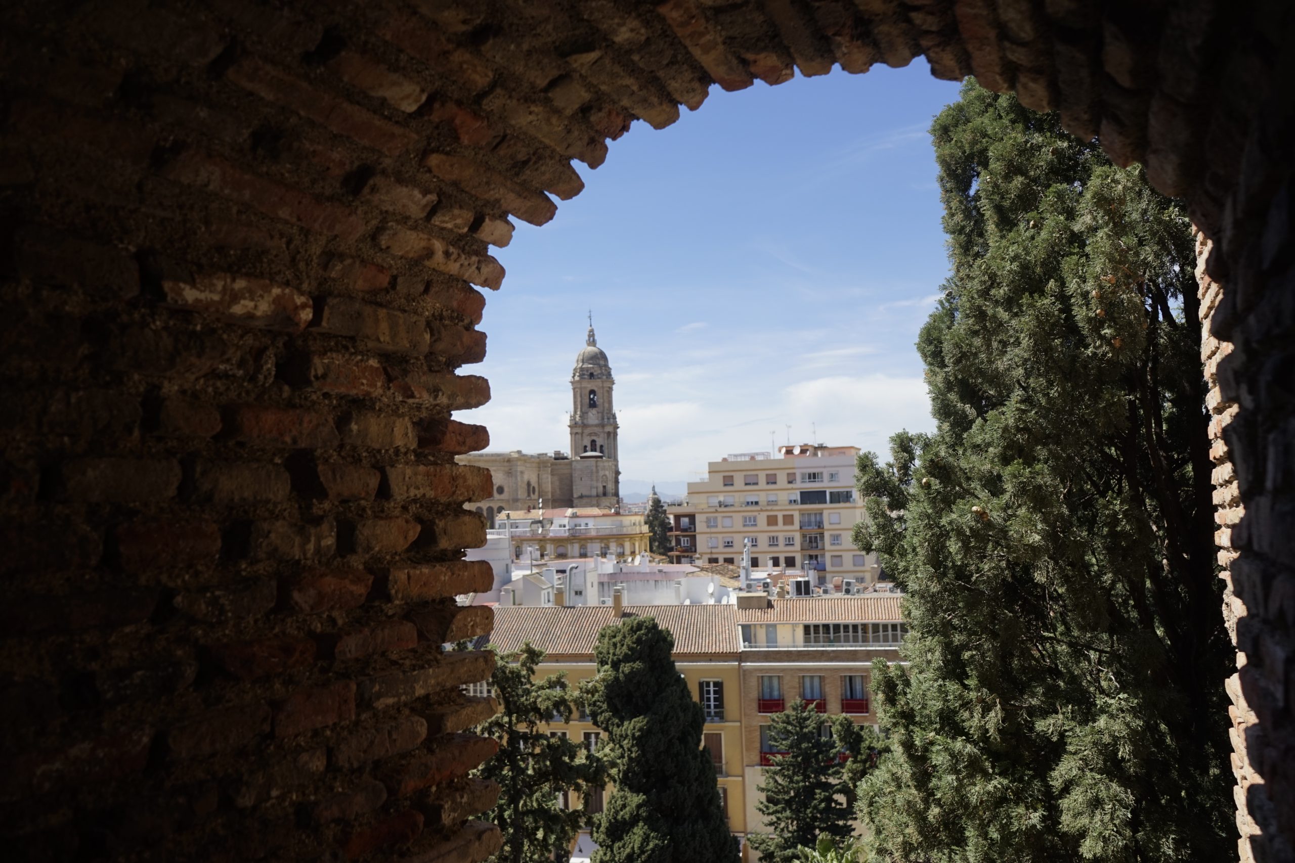 Vista de Málaga a través de un arco de la fortaleza Vista de Málaga a través de un arco de la fortaleza