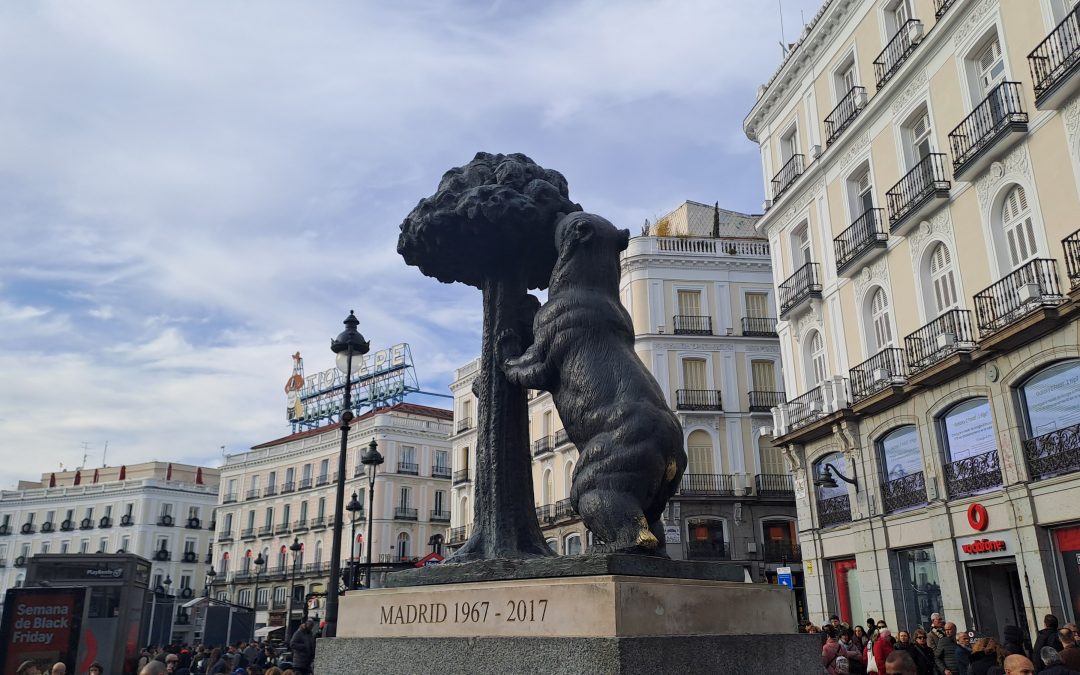 Pourquoi tous les Madrilènes jouent-ils à l'ours à la Puerta del Sol ?