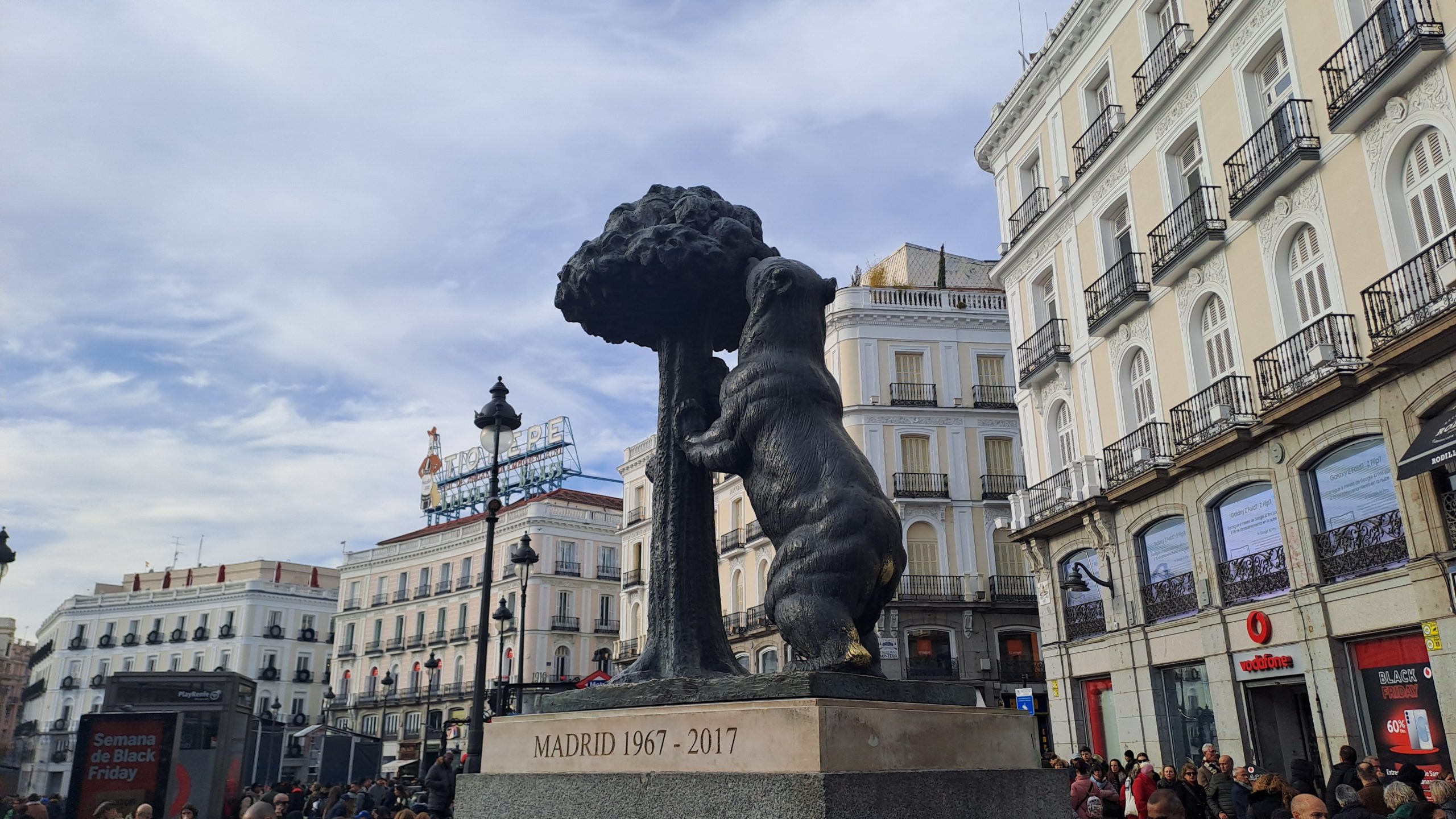 Estatua del Oso y Madroño en Madrid Tradición de tocar a la estatua del Oso y Madroño en Madrid