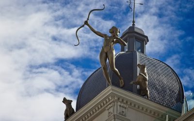 La mujer que conquistó el cielo de Madrid: el misterio de las flechas en Gran Vía