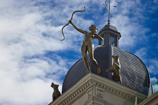 La femme qui a conquis le ciel de Madrid : le mystère des flèches sur Gran Via